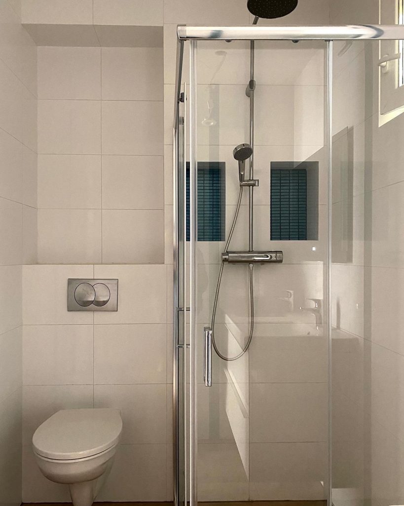 Épített zuhany fürdőszobai tároló falfülkével